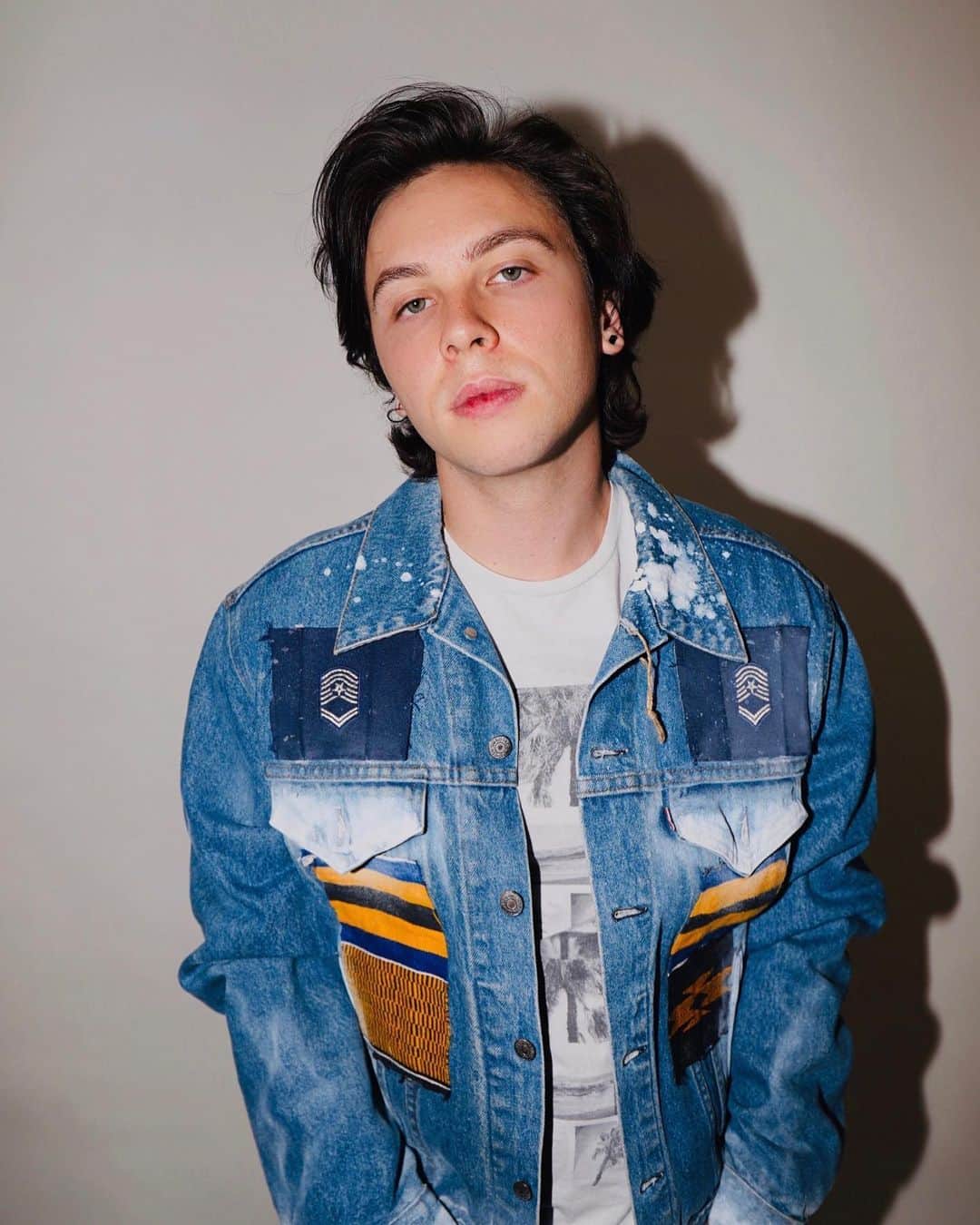 キートン・ストロンバーグのインスタグラム：「Hello. The rumors are true. @emblemthree is releasing new music and doing a live stream show on June 25th. I want to clarify that @findthesocial will still be going full force and releasing new music as well. I am part of two bands as well as a solo artist as well as a producer. There are many outlets for the creativity in my brain and I am here for all of them. I’m excited for the future 🎵」
