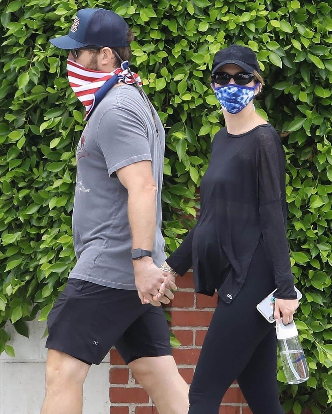 Just Jaredさんのインスタグラム写真 - (Just JaredInstagram)「Chris Pratt and pregnant wife Katherine Schwarzenegger hold hands while going for a Saturday morning stroll to kick off their weekend. #ChrisPratt #KatherineSchwarzenegger Photos: Backgrid」6月21日 5時17分 - justjared