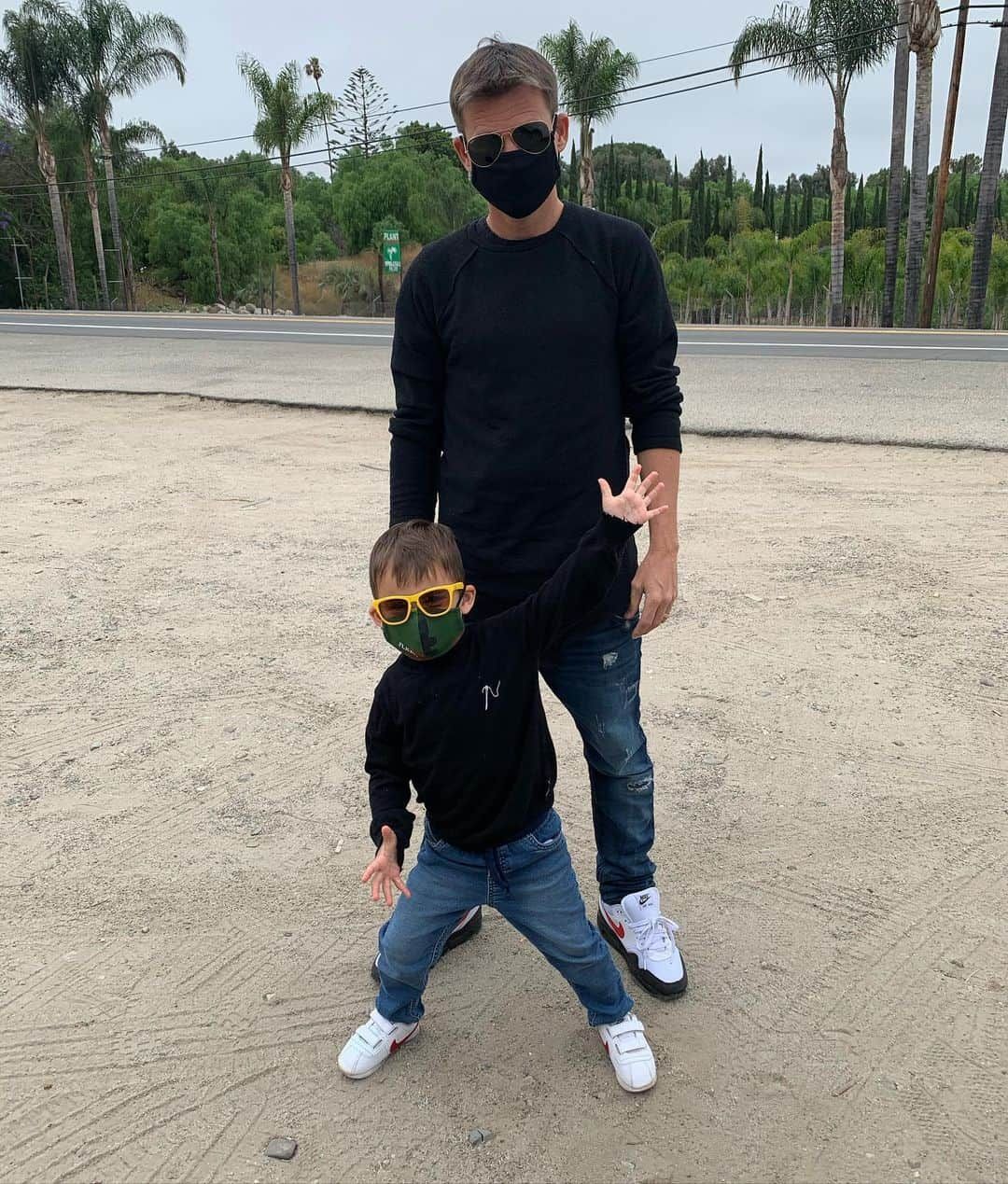 ロブ・ディアデックさんのインスタグラム写真 - (ロブ・ディアデックInstagram)「Photo pose DNA 🧬🧬」6月21日 5時24分 - robdyrdek