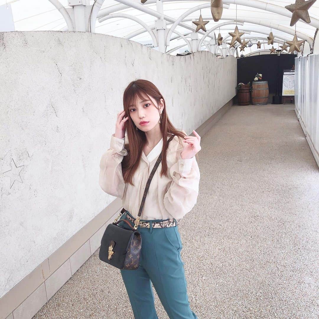 のインスタグラム：「. . YouTubeで載せてたGRLコーデ☺︎ ベージュとグリーンの合わせってかわいい💭 . ベルトとピアスはGUの！ . . 全然着れなかったシアーシャツも この日は寒かったから着れて満足〜 . . #grl #プチプラコーデ #低身長コーデ #シースルー #gu」