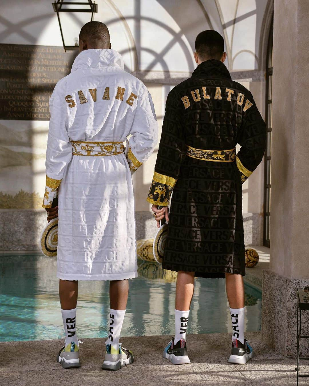 ジャンニヴェルサーチさんのインスタグラム写真 - (ジャンニヴェルサーチInstagram)「Home or away: #VersaceHome bathrobes trimmed with the iconic Barocco motif complement the #VersaceSummer20 collection. View the complete range through the link in bio.」6月20日 21時08分 - versace