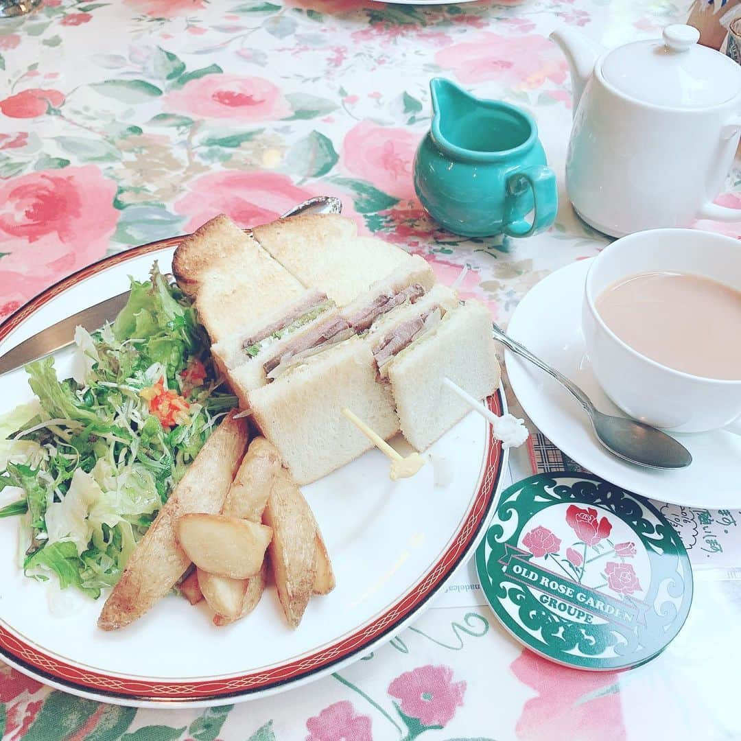 美蘭レンナさんのインスタグラム写真 - (美蘭レンナInstagram)「#オールドローズガーデン　#カフェ　で久しぶりに#ランチ してきました✨ ビルの階段を降りていくとお店があるのですが、物語の世界に入ったような世界観がたまらなく好きです💕 店内の雰囲気もとても素敵で、カーテン、テーブルクロスもバラ柄で可愛い💕 初めて食べた#ローストビーフサンド　が美味しすぎて、またリピートしたいです😌✨ 写真の時だけマスクを外しています。 マスクは洗える涼しい素材に#リニューアル 😉✨ 暑くなってきたので涼しいマスクがちょうど良い心地です😊🥰 . . . #カフェ巡り#淀屋橋#北浜#ローズ#素敵な空間#バラ#おしゃれ#可愛い#ティータイム#ランチ#ランチセットサンドイッチ#美味しい#緑#緑のある暮らし#cafe#offday#rose#lunchtime#cafetime#june#21th」6月20日 21時11分 - renna_miran33