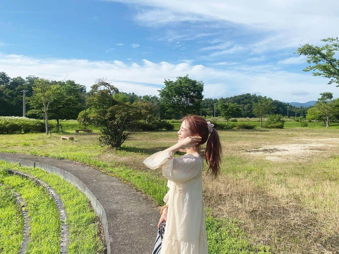 安中亜美さんのインスタグラム写真 - (安中亜美Instagram)「ㅤㅤㅤㅤㅤㅤㅤㅤㅤㅤㅤㅤㅤ 久しぶりの旦那さんの実家👒 今年のゴールデンウィークは帰れなかったから 久しぶりに田舎の空気吸えた🌿 ㅤㅤㅤㅤㅤㅤㅤㅤㅤㅤㅤㅤㅤ 家族で近くの公園まで散歩したり BBQしたり幸せな1日やった🥺❤️ 今から蛍探しにドライブ行く🚗 ㅤㅤㅤㅤㅤㅤㅤㅤㅤㅤㅤㅤㅤ #bbq#田舎#お休み#幸せ#公園#夏休み#梅雨」6月20日 21時22分 - amitwinsworld