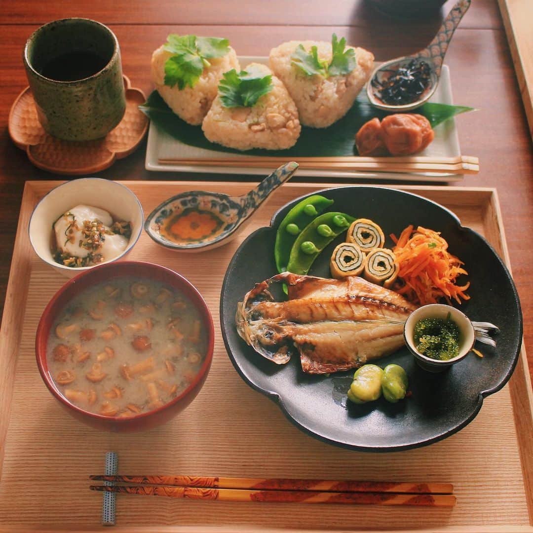 Kaori from Japanese Kitchenさんのインスタグラム写真 - (Kaori from Japanese KitchenInstagram)「ボツ写真救済。ワンプレート盛り付け動画を撮ってみました。 ・ こんばんは。 今日のお昼は和ンプレートでした。 夫がいないのでせっかくだから 盛り付けてる様子の動画を撮って よし、後は撮って食べるだけ！と思ったら 無意識のうちに完食…泣 綺麗に盛り付けれただけにショックでした😂 悲しいので過去のボツ写真と 一緒にアップして供養します🙏🏻 ・ ワンプレートの盛り付けの仕方ですが 大きいもの（肉や魚やおにぎり） から盛り付けて、彩りをみながら 隙間に副菜を埋めていくって感じです。 参考になるかわかりませんが こんな感じで盛り付けてるってのが伝われば幸いです。 ・ 明日は夏至ですね。 みなさま体調は大丈夫ですか？ 不安定な天気で身体がダル重くなりやすいですね。 てなわけで今日の薬膳走り書きは 梅雨の過ごし方について。 少しの心がけで体調がととのいますように。 こちらも参考になれば幸いです☺︎ お疲れ様でした。 ・ ・ 【おしながき】 鶏肉と新しょうがの炊き込みご飯おむすび なめこのお味噌汁 あじの開き ぐるぐる卵焼き ツナのにんじんしりしり スナップえんどう 海ぶどう そら豆 ジーマミー豆腐とかぶのふりかけ ・ ・ ・ ・ 2020.06.20 Sat Hi from Tokyo! One day’s brunch:Rice balls(chicken and ginger) w/ Japanese herb, konbu seaweed and pickled plum, mushroom miso soup, grilled horce mackerel, stir-fried carrot and tuna(How many times did I serve!? lol), rolled egg, sea grapes, almond tofu, and boiled broad beans. ・ ・ ・ ・ ・ #japanesefood #breakfast #朝ごはん #おうちごはん #早餐 #薬膳 #うつわ #自炊 #家庭料理 #松浦コータロー #おにぎり #フーディーテーブル」6月20日 21時15分 - coco_kontasu