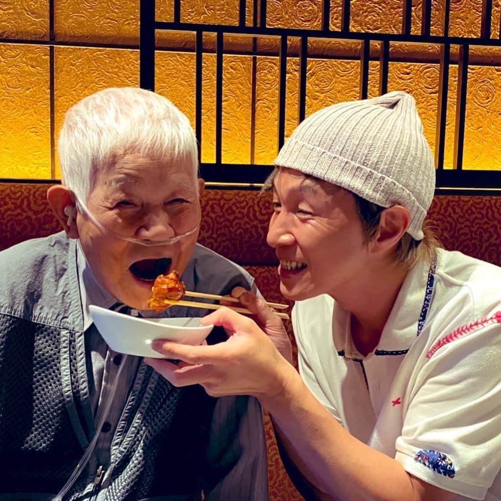 アキ（荒木良明）のインスタグラム：「‪一粒万倍日で天赦日って何か始めるにはスゴく良い日だそう。ぼくも始めました😊これと…あれと…それと…。‬ ‪勢いよく『いい日』って言われる日に始めたら追い風もらえる気がするだけだけど。 #Zoom  #YouTube #朗読 #インスタライブ #父の日  まだ他報告できそうです‼️ #感謝‬ ‪今日はオトン笑いました🤗‬ オトンより。 嫌なこと、悲しいこと、ツライことは #いち早く忘れること  おやすみなさい」