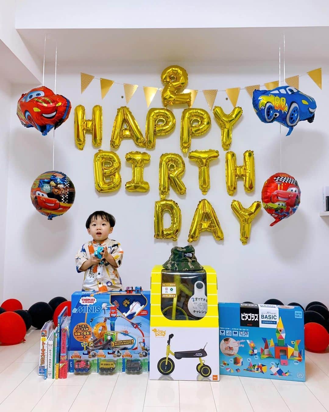 永井龍さんのインスタグラム写真 - (永井龍Instagram)「6/19日は琉太郎の2歳の誕生日でした！ 家族、じいじばあば、クシからもこんなに沢山のプレゼントを貰って、るたは幸せものです。 2歳のるたも毎日楽しく笑顔で、健康でいてくれたらパパはそれだけで十分です😁 誕生日おめでとう🎂🎉」6月20日 21時20分 - ryo_nagai09