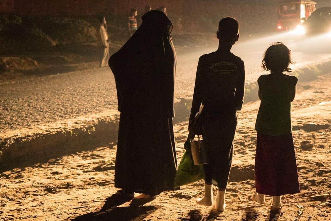thephotosocietyさんのインスタグラム写真 - (thephotosocietyInstagram)「Photo by @chien_chi_chang Cox's Bazar, Bangladesh, October 2017. Day and night, despite the aid from NGOs and UN agencies, many Rohingya line up along the highway to Cox’s Bazar to beg for food. #MagnumPhotos #worldrefugeeday」6月20日 21時25分 - thephotosociety