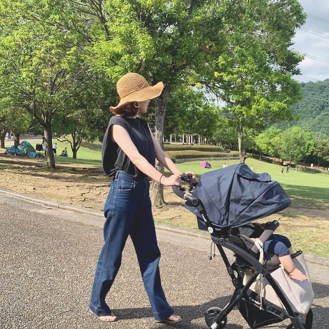 kitamayuuのインスタグラム：「最近お休みの日になると 公園ばっかり行ってる🏕 今日は涼しくて嬉しい気持ち！ . . 楽ちんカジュアルコーデ。 毎年この時期に変形タンク 引っ張り出して毎年着てるな〜 もうこれないと夏越せないくらい 愛用してるトップス🤣🤣 . . #ママコーデ #きたまゆファッション」