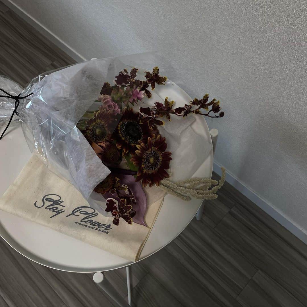 近藤沙良さんのインスタグラム写真 - (近藤沙良Instagram)「. . @stayflower2019 さんから お花とトートバッグが届いた🥀 . 東京のお店だけど全国配送してくれるのが 京都に住んでる私としてはありがたい✌🏿 . お花のセンスも最高なんです。とにかく。 stayflowerさんを知ってからお花が好きになった♡ . #stayflower #お花のある暮らし #花束 #flowerarrangement #花束アレンジ」6月20日 21時27分 - saaara57