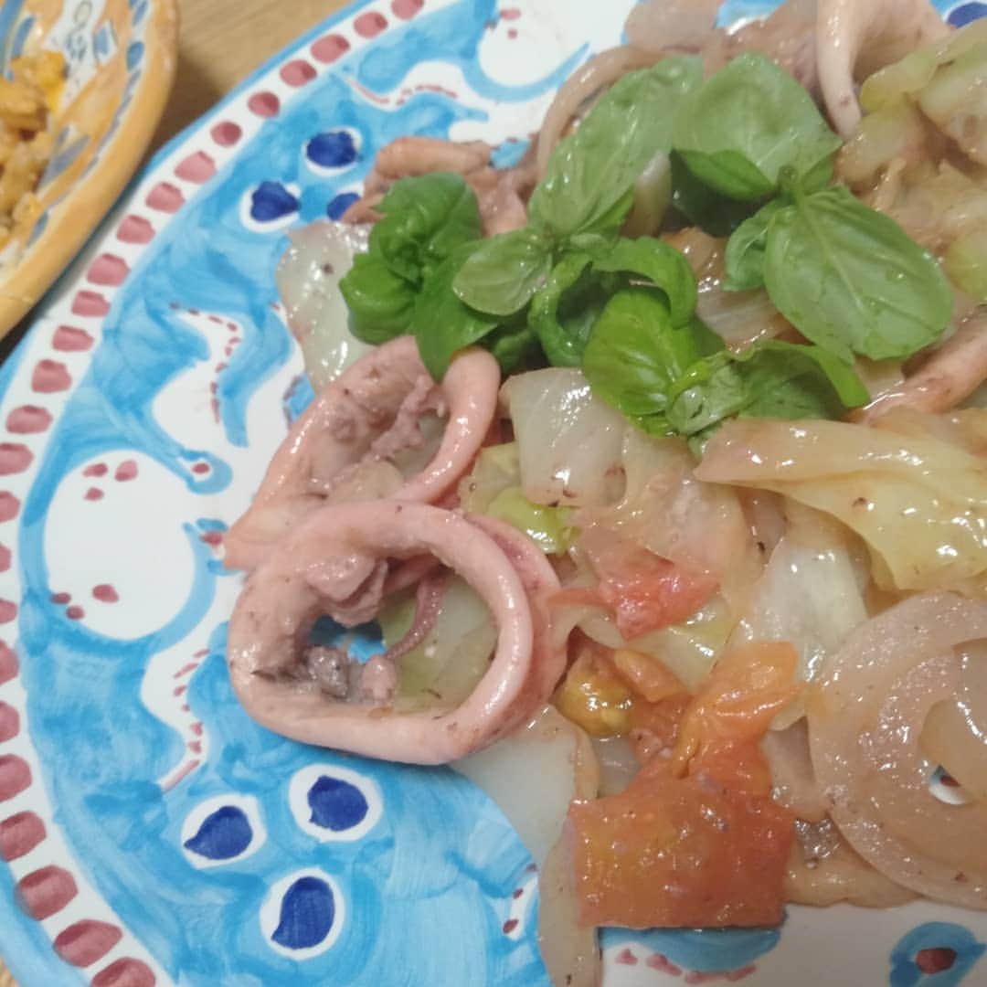 三枝亜紀のインスタグラム：「. . 土日祝は、夫飯^_^ . . バルコニーで育てているバジルが大活躍だよ！ . . タイ料理やベトナム料理は、お店に食べに行かなくても本場の味やーん！ . . そう、タイで出逢った私達。 . タイ在住10年選手の夫は、タイ料理に詳しいのです。 . . ^_^」