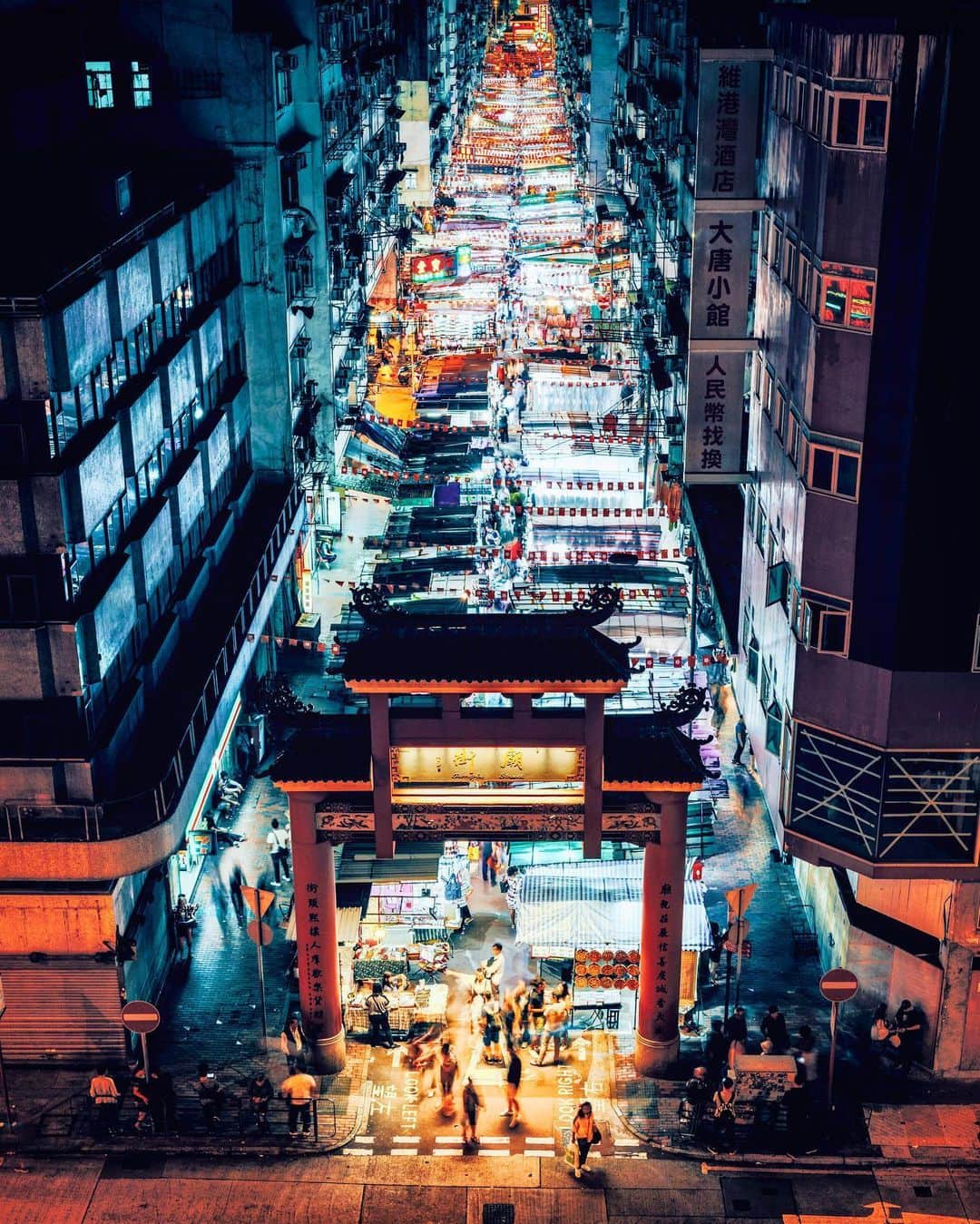 HAYAMI HANNAH ハナさん ど田舎のインスタグラム：「Night Market : Temple Street : : :  #hayamihannah #moodygrams #discoverHongKong #agameoftones #artofvisuals #bealpha #sonyalphasclub #sonyimages #yourshotphotograher #eclectic_shotz #streets_vision #street_ninjas #streetgrammers #nightphotography #way2ill #shotsdelight #urbanandstreet #darkmobs #nightshooters #creativeoptic #shotzdelight #citykillerz #citygrammers #Sonyimagegalley  #awesomehongkong  #hongkongphotography⁠ #unlimitedhongkong  #exploringhongkong⁠ #reframinghk  #香港」