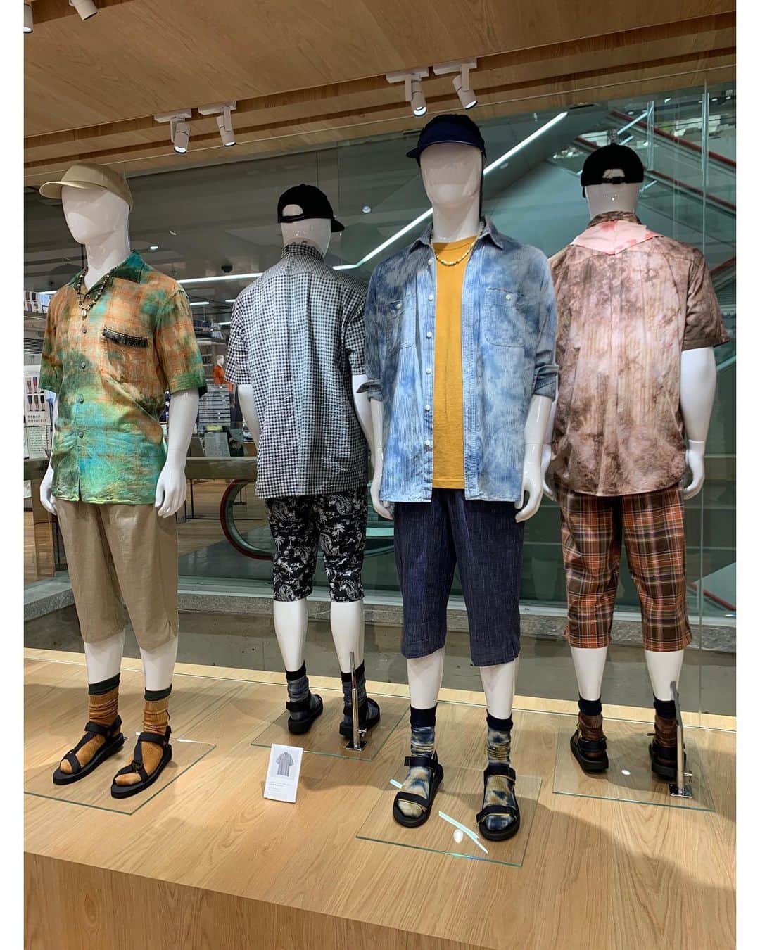 Shun Watanabeさんのインスタグラム写真 - (Shun WatanabeInstagram)「UNIQLO CREATOR COLLABORATION at @uniqlo TOKYO  Congratulations UNIQLO! It is a great honor to participate this new flagship opening! I created special collaborations using STETECO expressing my thought around the idea of sustainability for the UNIQLO TOKYO open by adding embroidery and tie-dyeing. Thank you @therealsabatino and Fumito and UNIQLO VMD team!! 銀座に出来たユニクロ東京の3Fのメンズフロアで見れるのでお立ち寄りの際は是非見てみて下さい！　 #uniqlotokyo #shunwatanabe #newsian」6月20日 21時34分 - shun_watanabe