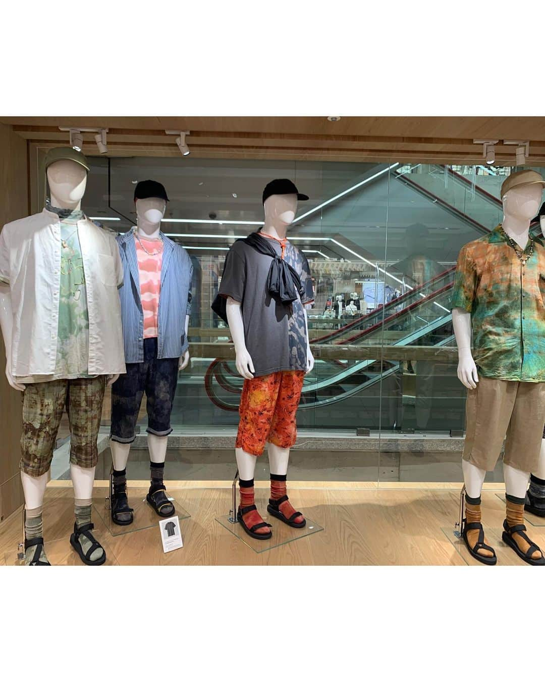 Shun Watanabeさんのインスタグラム写真 - (Shun WatanabeInstagram)「UNIQLO CREATOR COLLABORATION at @uniqlo TOKYO  Congratulations UNIQLO! It is a great honor to participate this new flagship opening! I created special collaborations using STETECO expressing my thought around the idea of sustainability for the UNIQLO TOKYO open by adding embroidery and tie-dyeing. Thank you @therealsabatino and Fumito and UNIQLO VMD team!! 銀座に出来たユニクロ東京の3Fのメンズフロアで見れるのでお立ち寄りの際は是非見てみて下さい！　 #uniqlotokyo #shunwatanabe #newsian」6月20日 21時34分 - shun_watanabe