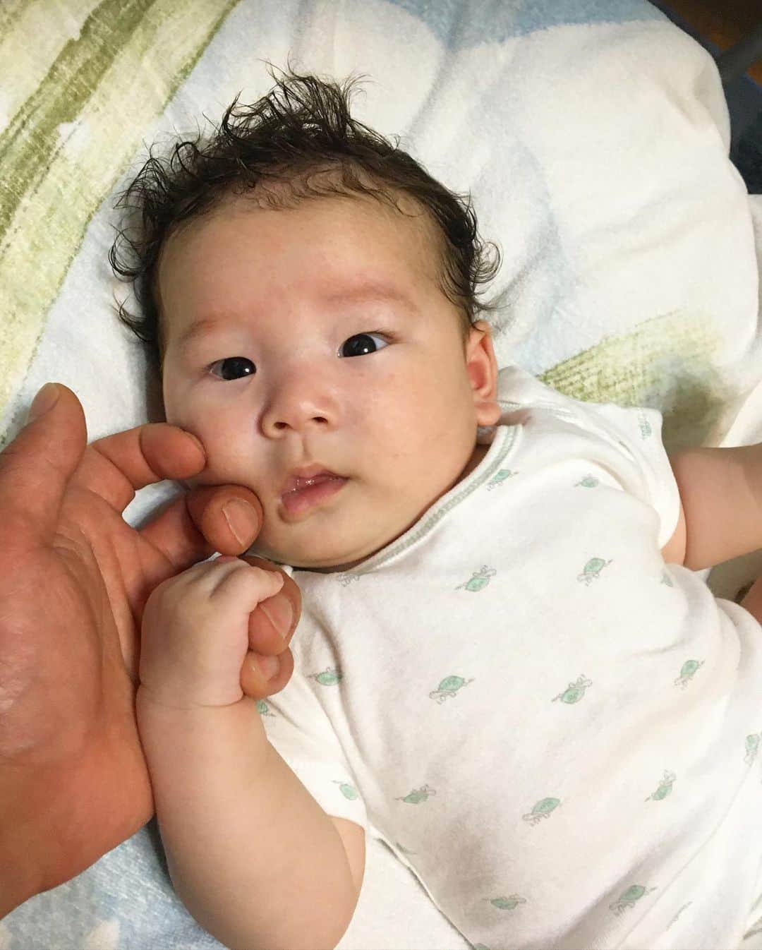 斉藤祥太のインスタグラム：「まだ4ヶ月😍 おじさんの黒い手ギュッと握って🧡指しゃぶりたいみたい😂 きっとおしゃぶりしたら汚いよ😂 #babyboy #family #ご機嫌さん #慶太より祥太派みたい #2人揃ったら戸惑うのかな #見分けはつかないだろうな #それも楽しみ」