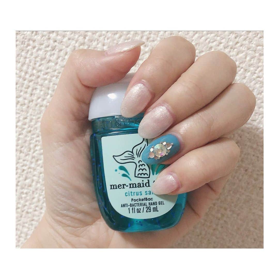 愛聖りさのインスタグラム：「. 久しぶりにストーンつけた✨ . #ネイル #サマーネイル #nails #summernails #newnails #네일 #💅」
