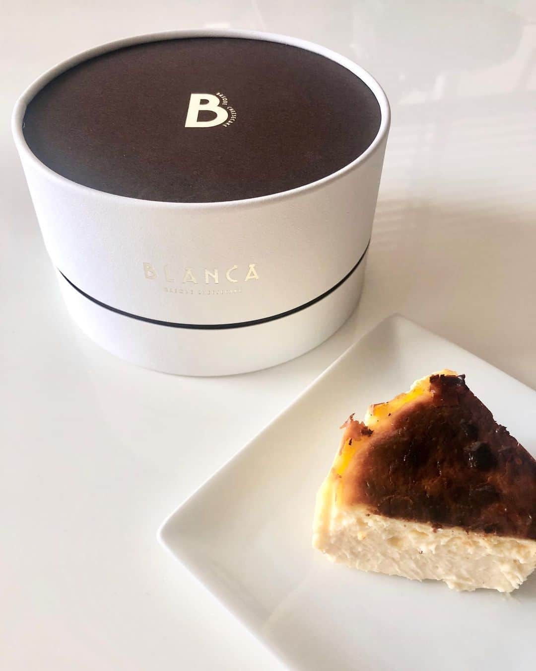 のインスタグラム：「.﻿ ﻿ わたしチーズケーキで感動したの﻿ 初めてかもしれない。﻿ ﻿ ﻿ #ブランカチーズケーキ #バスクチーズケーキ #チーズケーキ #東京グルメ #お取り寄せグルメ #大人の焦げチー #blancacheesecake #cheesecake #tokyosweets」