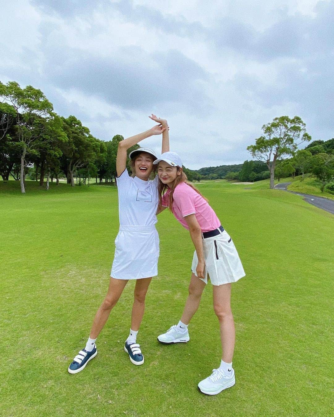 岩渕加恵さんのインスタグラム写真 - (岩渕加恵Instagram)「はっぴーせっと✌️🌈 久しぶりのあいぽ〜ん！！！ もはや組体操みたいになってるけど、、笑 一応ゴルフ女子や〜でっ🏌️‍♀️💕💕 . 色違いのトップスでリンクコーデ🧦 （ほんまにお揃い好きやな〜てツッコミ待ちw） . 最後はこんな時もあるよね〜っていうね？🙈🙈🙈笑 . #HAPPYSET #ゴルフ #ゴルフ女子 #ゴルフウェア #お揃いコーデ」6月20日 21時42分 - kae0113