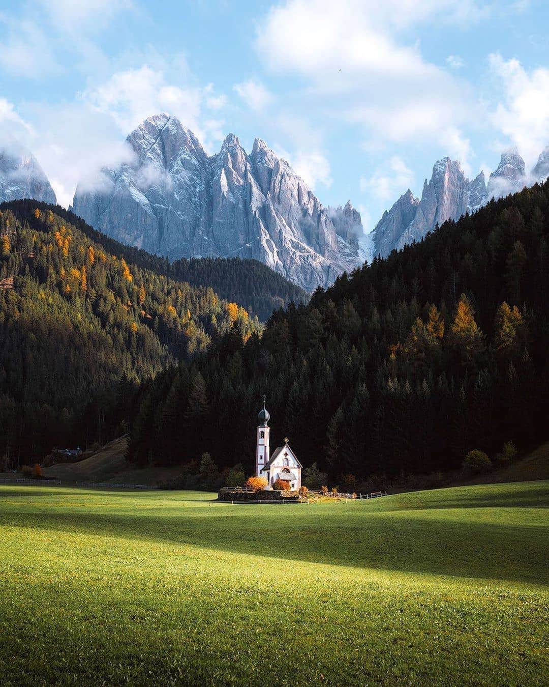 BEAUTIFUL DESTINATIONSさんのインスタグラム写真 - (BEAUTIFUL DESTINATIONSInstagram)「This is one of the most picturesque churches we've ever seen! 😍Even the mountains surrounding it give off the sense of being in a cathedral! ⛰️What do you think of this beautiful destination? (📸: @reneeroaming 📍: Dolomites, Italy)」6月20日 21時48分 - beautifuldestinations