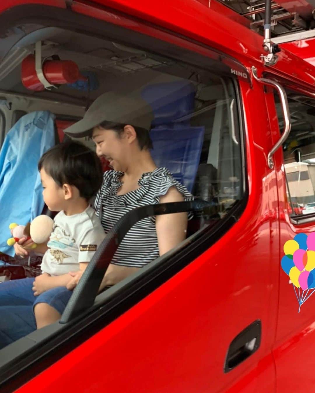 百千糸さんのインスタグラム写真 - (百千糸Instagram)「ジャーン！！消防車に乗ったどー！  乗り物が大好きな息子（バスが特に好き） 少し歩いたところに消防署があり連れて行ったところ丁度消防士さんが現れ消防車に乗せてもらいましたー！ 本当にありがとうございましたー！」6月20日 21時43分 - junko_ichida
