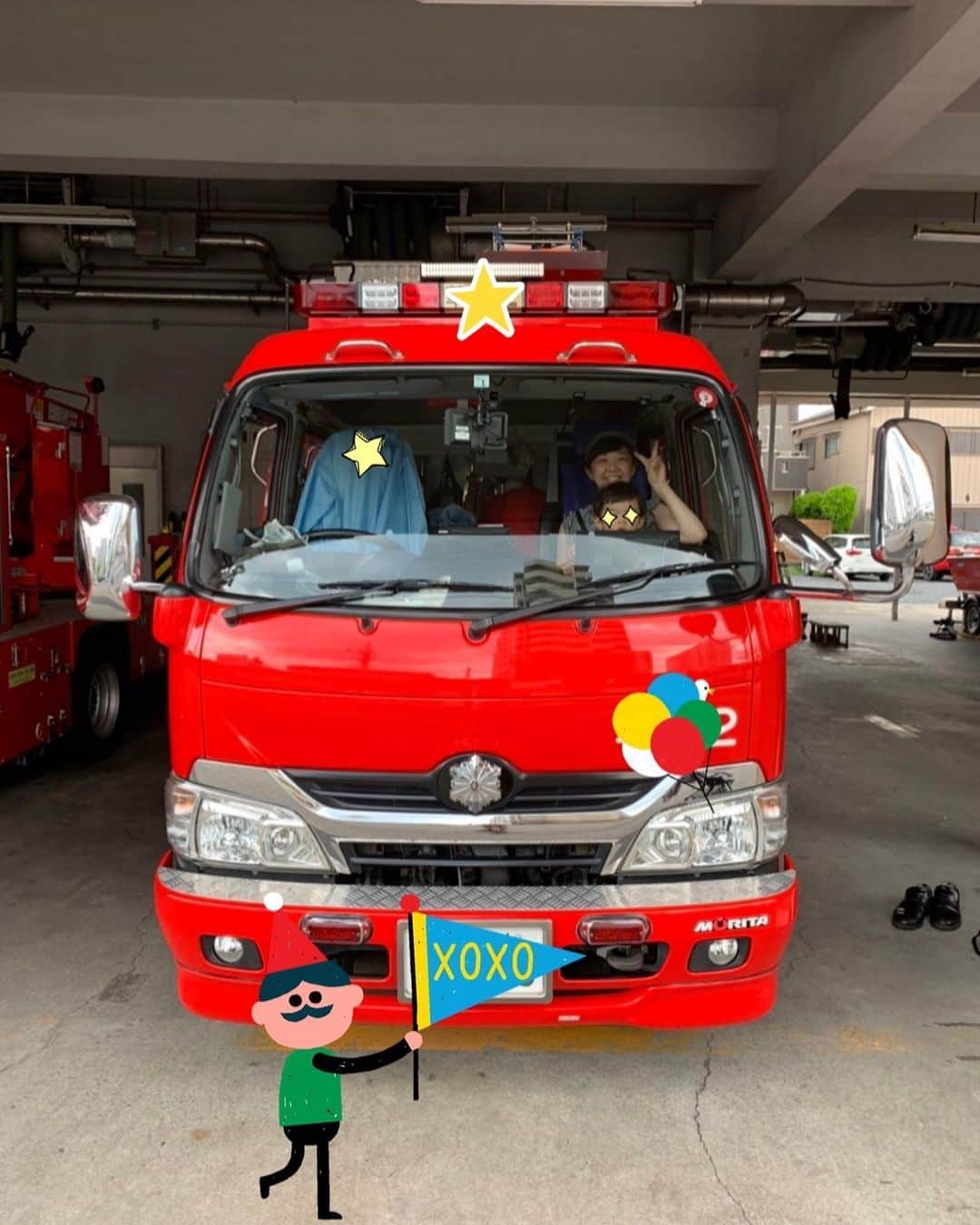 百千糸のインスタグラム：「ジャーン！！消防車に乗ったどー！  乗り物が大好きな息子（バスが特に好き） 少し歩いたところに消防署があり連れて行ったところ丁度消防士さんが現れ消防車に乗せてもらいましたー！ 本当にありがとうございましたー！」