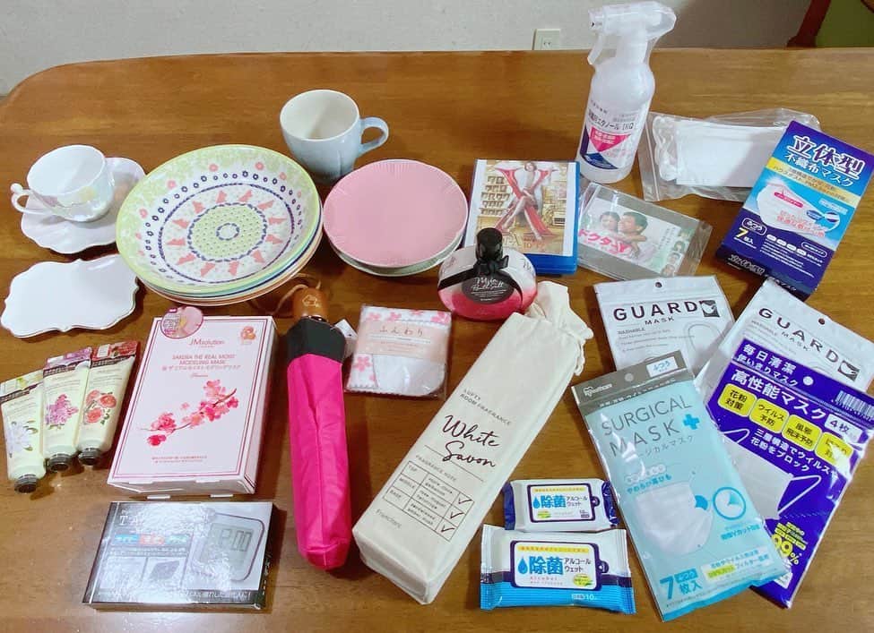のインスタグラム：「* ･ そして、事務所に届いていたプレゼント (2枚目はお手紙たち)受け取りました！ 皆様ありがとうございます😭 お手紙はいつも本当に励みになります。 プレゼントも素敵なものばかり。 大切に使わせていただきます、、！ ･ #ありがとう #感謝 #太田英里 #Bright #三重PR大使 #ミス桑名 #ナチュラルフードコーディネーター #健康食コーディネーター #釣りガール #女優 #モデル #model #actress #talent #shorthair #ショートヘア #丸顔 #l4l #like4like #followme #instagood #present」