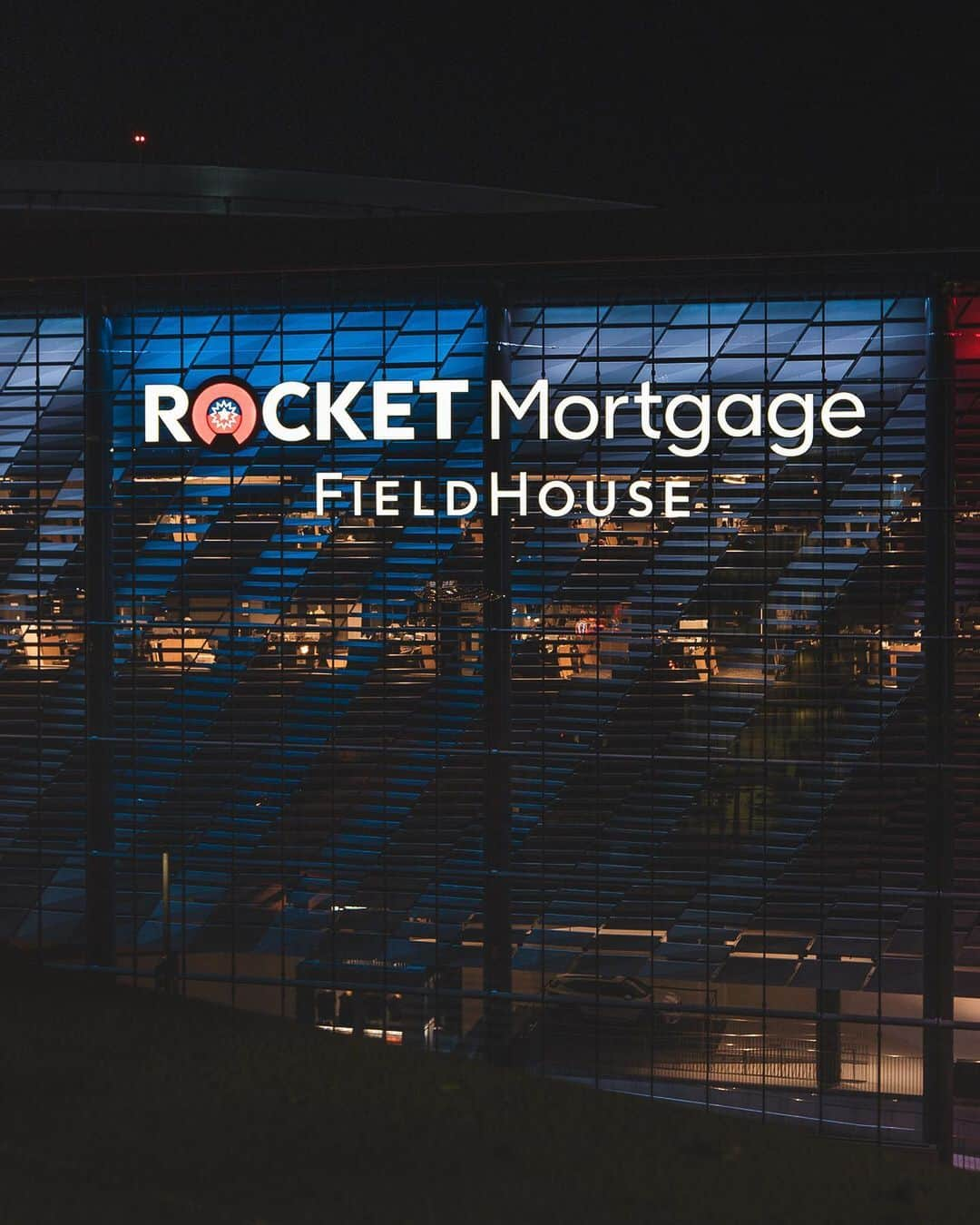 キャブスさんのインスタグラム写真 - (キャブスInstagram)「Educate. Activate. Advocate.  @rocketmortgagefieldhouse will shine bright in red, white & blue all weekend long in honor of #Juneteenth.」6月20日 21時46分 - cavs