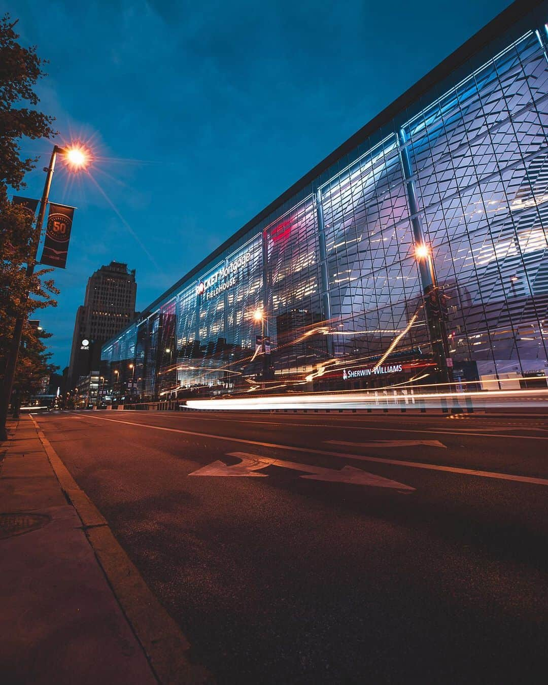 キャブスさんのインスタグラム写真 - (キャブスInstagram)「Educate. Activate. Advocate.  @rocketmortgagefieldhouse will shine bright in red, white & blue all weekend long in honor of #Juneteenth.」6月20日 21時46分 - cavs