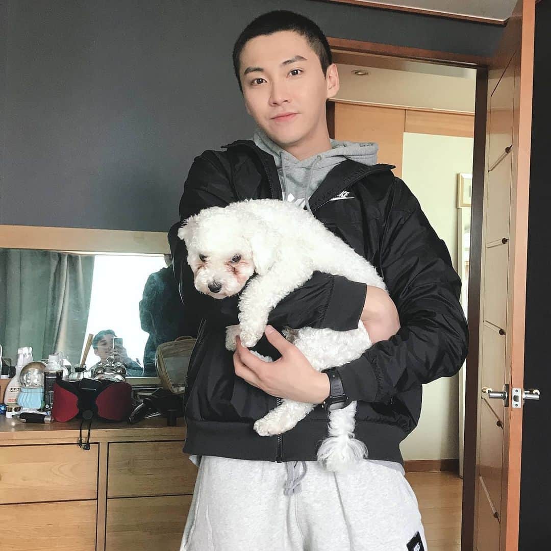 ソン・スンヒョンのインスタグラム：「이땐 전혀 몰랐지.. 사진속 승현아 어서와 군대는 처음이지  모두 굿밤 입니다🎆」