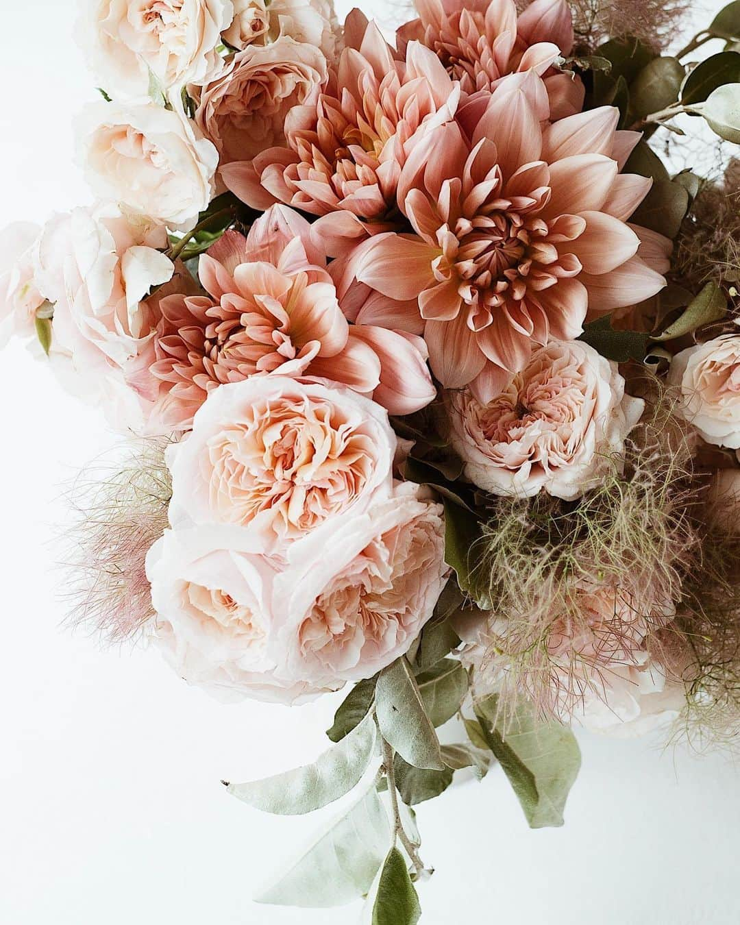 増田由希子さんのインスタグラム写真 - (増田由希子Instagram)「Happy midsummer🌿 #rose #roses #dahlia #dahlias #bouquet #smokebush  # バラ　#ダリア」6月20日 21時53分 - nonihana_