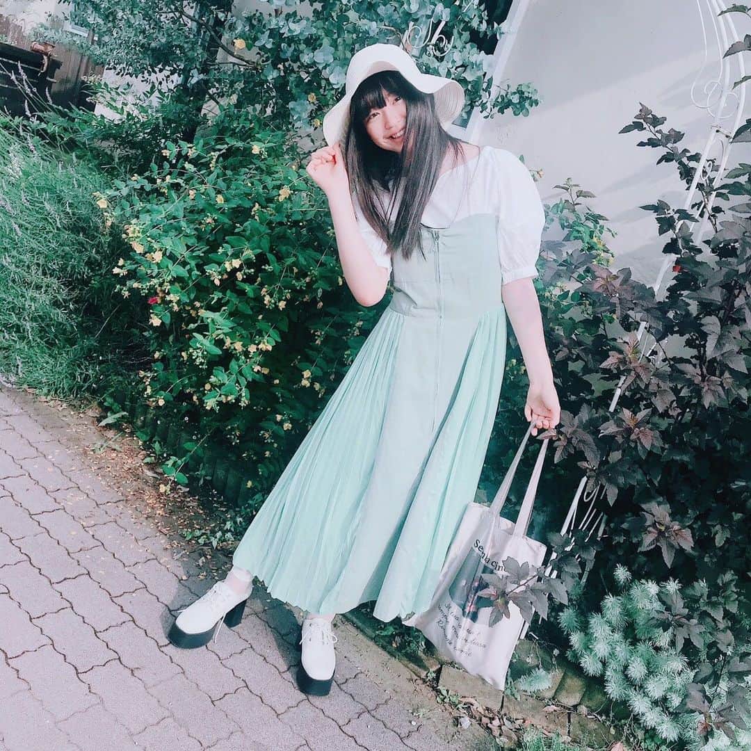 吉田万葉のインスタグラム：「green💚👼🏻 #ワンピース #ファッション #jk #sjk #今日のコーデ」