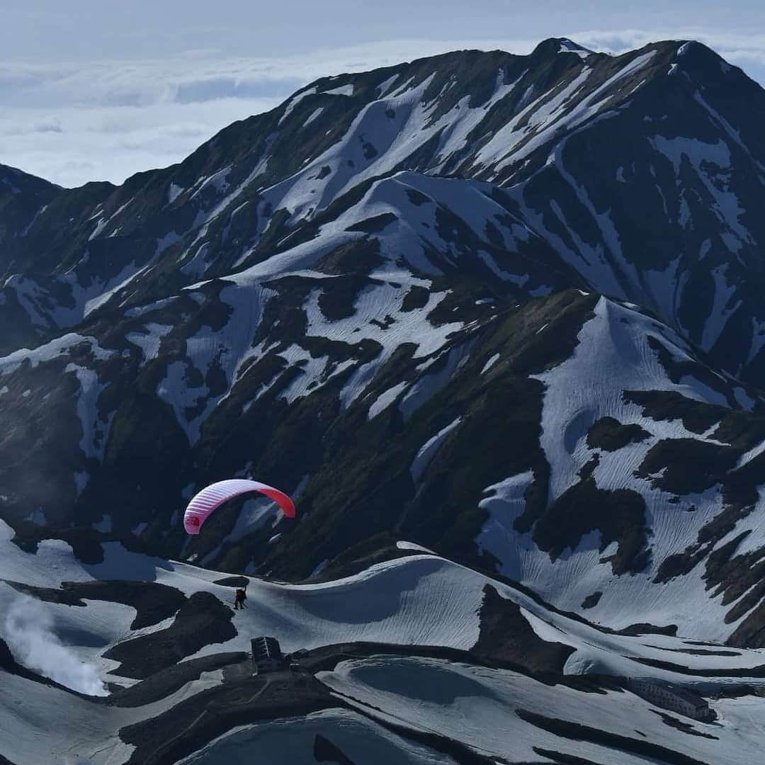 江本悠滋さんのインスタグラム写真 - (江本悠滋Instagram)「登って、滑って、飛んで、登って 永遠とこの自然の中で遊べる  #立山 #パラグライダー #hikeandfly  #山飛び #ozoneparagliders  #thenorthface  #k2skis」6月20日 22時02分 - emoto_yuji