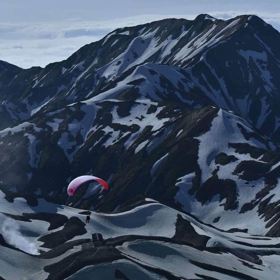のインスタグラム：「登って、滑って、飛んで、登って 永遠とこの自然の中で遊べる  #立山 #パラグライダー #hikeandfly  #山飛び #ozoneparagliders  #thenorthface  #k2skis」