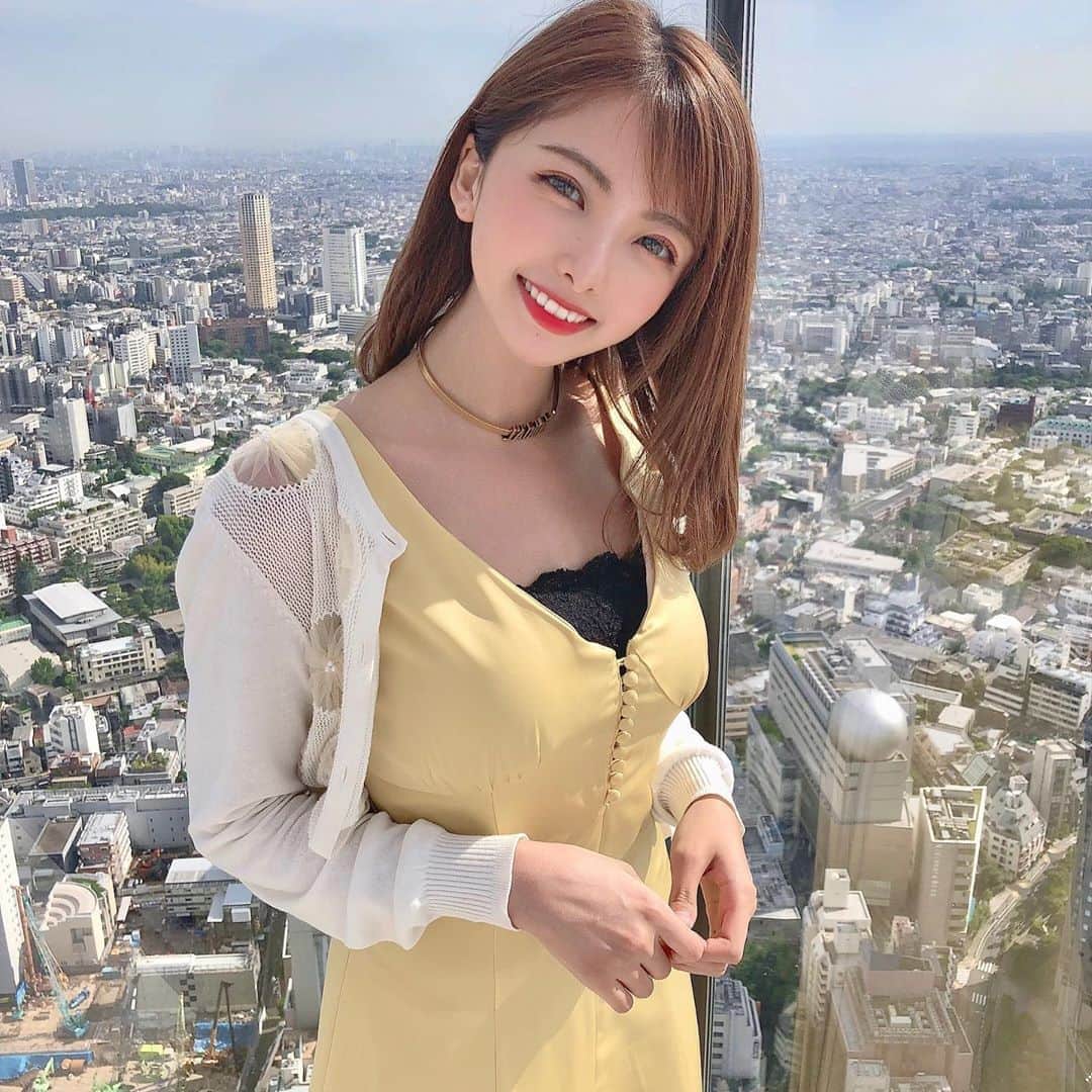 岡田栞奈のインスタグラム：「お昼の渋谷スカイ☀️☁️ 曇りだったけど 空の下で風に吹かれながら 伸び伸びできて 凄い気分転換になった❣️ ずっと行きたかったから嬉しい😊 この日の私服もお気に入り💓 #渋谷スカイ #展望台 #渋谷スクランブルスクエア展望台 #渋谷 #気分転換」