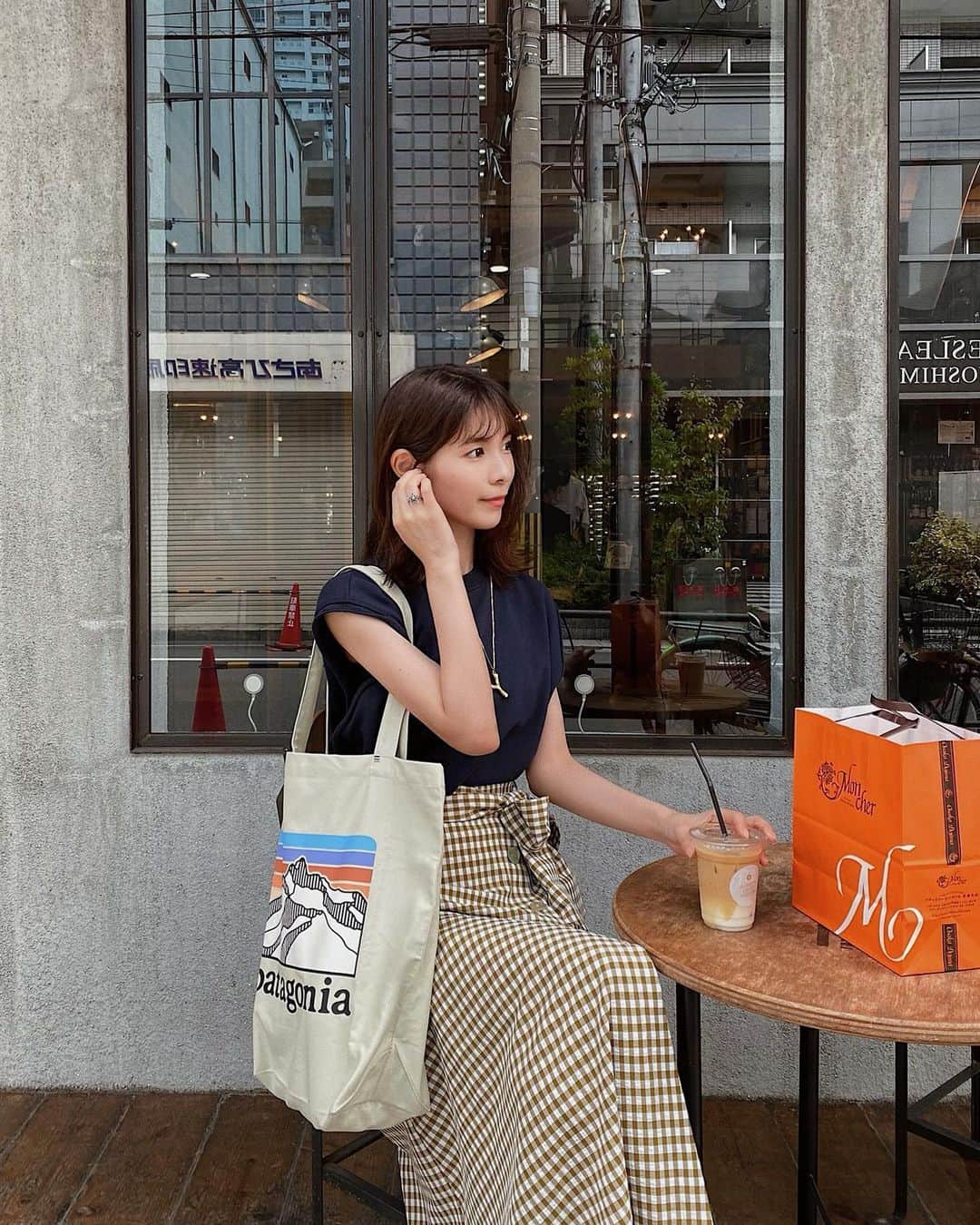 Yuika Matsuさんのインスタグラム写真 - (Yuika MatsuInstagram)「#outfit . . . #パタゴニア のトートバッグ 可愛くてすぐに使いたかったから そのまま持ってたバックinしちゃった笑 . 帰りに　@takamura_coffee_roasters へ♡ . . 去年たべた @takamura_coffee_roasters と @dojima_moncher のコラボケーキ . 《 堂島コーヒーロール 》☕️ . が凄く美味しかったから . 今年もたべたーい！🌼 そろそろ予約始まるんじゃないかな〜？ って見に行ったら まさかの予約期間が終了してた。。 . . でも奇跡的に当日販売の分が 残ってて買えたのっ！！ 嬉しすぎる🥺❤️ . . 今年も #タカムラコーヒー と コーヒーロールケーキを一緒に頂きました♡ この組み合わせがまた美味しい👏🏻 . . . 美味しすぎるので また来年も絶対たべる🤤 . . 明日までの限定発売で もしかしたら、当日販売の分が残ってるかも✨✨ @takamura_coffee_roasters . . . . . . . . . . #takamuracoffeeroasters  #takamura#タカムラコーヒーロースターズ  #堂島ロール #ロールケーキ#coffee#パタゴニア#patagonia」6月20日 22時06分 - yuika00802