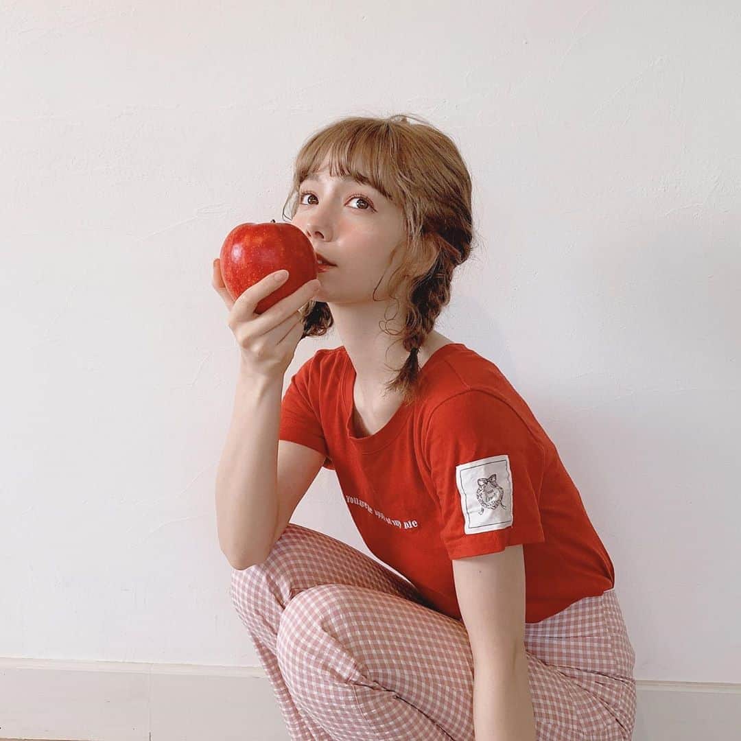 柴田あやなのインスタグラム：「ささやかなお知らせです🙌🏻 Twitter再開しました〜！( @shibaobasan39 )  実は前のアカウントのパスワードが携帯変えたらわかんなくなってしまい、ログインできないまま凍結されてしまったらしく（笑）また新しく始めたのでぜひフォローしてください〜！ スプラとかあつ森の動画とかちょいちょい載せれたらなと、、！インスタより格段に更新率いいと思います🙌🏻 よろしくお願いします❤︎」