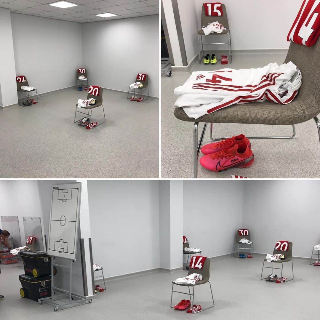 アーセナルFCさんのインスタグラム写真 - (アーセナルFCInstagram)「↔️ socially distanced changing room ↔️ . #BHAARS #Arsenal #AFC」6月20日 22時10分 - arsenal