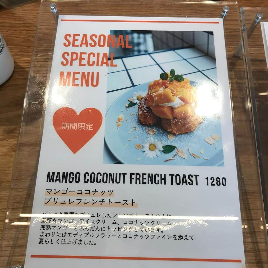 りょうくんグルメさんのインスタグラム写真 - (りょうくんグルメInstagram)「【原宿　forucafe】 マンゴーのブリュレフレンチトースト🐒🥭🥥 ㅤㅤㅤㅤㅤㅤㅤㅤㅤㅤㅤㅤㅤ 🏠#原宿　#forucafe 🚶‍♂️明治神宮前駅徒歩3分 📖マンゴーココナッツフレンチトースト(¥1280) ベリーベリーソーダ(¥480+tax) 自家製レモネード(¥480+tax) ㅤㅤㅤㅤㅤㅤㅤㅤㅤㅤㅤㅤㅤ 外ざくっと食感 中はふわふわのブリュレフレンチトースト ㅤㅤㅤㅤㅤㅤㅤㅤㅤㅤㅤㅤㅤ  クリームとマンゴーとアイスとフレンチトーストのバランスまじ良き。 染み込んでる感じもちょうどよかった。めっちゃうまい。  ㅤㅤㅤㅤㅤㅤㅤㅤㅤㅤㅤㅤㅤ ココナッツクリームに、刻まれたココナッツものってたけど味的にはココナッツ感なかった！ ㅤㅤㅤㅤㅤㅤㅤㅤㅤㅤㅤㅤㅤ snsで見るより大きくて二人でシェアしてちょうどよかった！ うますぎてぺろり！渡された瞬間から目でおいしい〜 ㅤㅤㅤㅤㅤㅤㅤㅤㅤㅤㅤㅤㅤ 店内広くて開放感あり。 木のテーブルが一つあってインスタで人気。 雰囲気良いしオシャレだし店員さん達もめっちゃ感じいい。 ㅤㅤㅤㅤㅤㅤㅤㅤㅤㅤㅤㅤㅤ ㅤㅤㅤㅤㅤㅤㅤㅤㅤㅤㅤㅤㅤ ドリンクが綺麗！味が下にあるから混ぜてから飲んでね！ ㅤㅤㅤㅤㅤㅤㅤㅤㅤㅤㅤㅤㅤ 夏限定のメニューだしおいしいし映えるしオススメ！ ㅤㅤㅤㅤㅤㅤㅤㅤㅤㅤㅤㅤㅤ forucafe  営業時間 9:00〜18:00  東京都渋谷区神宮前6-12-18 WeWork Iceberg 1F」6月20日 22時15分 - uryo1113