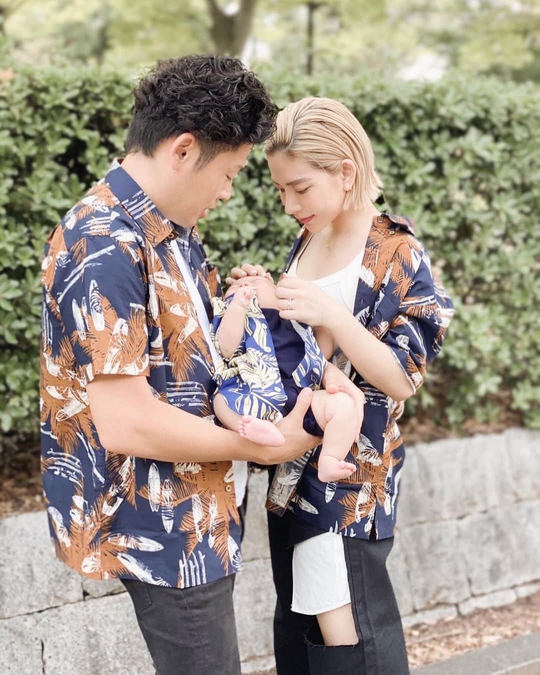 のインスタグラム：「𝙁𝙖𝙩𝙝𝙚𝙧'𝙨 𝙙𝙖𝙮 👨🏽﻿ 明日はだーりん初めての父の日。﻿ 今年は旅行に行けないから﻿ なにか思い出に残ることがしたいな～と思って﻿ ３人おそろいの @majunokinawa のかりゆしウェアを。﻿ ﻿ さらっと羽織りたくて﻿ 私もメンズサイズをGET︎︎︎しました✌︎︎︎︎﻿ このまま沖縄に行きたい～✈﻿ ﻿ とにかくミニサイズが可愛くて悶絶です🐣🧡﻿ ﻿ @majunokinawa ﻿ #majunokinawa﻿ #マジュン﻿ #okinawa﻿ #沖縄﻿ #かりゆしのある暮らし﻿ #かりゆしウェア﻿ #父の日﻿ #父の日ギフト ﻿ #父の日プレゼント﻿ #父の日のプレゼント﻿ #pr」