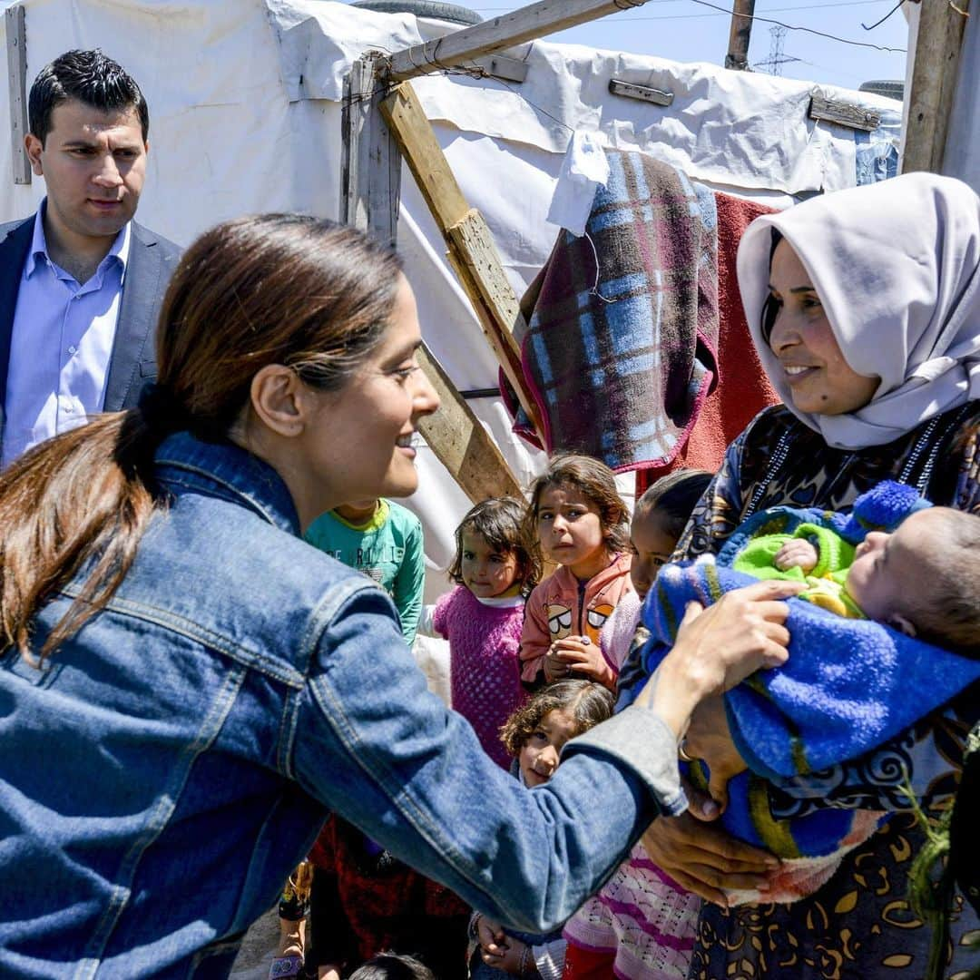 サルマ・ハエックさんのインスタグラム写真 - (サルマ・ハエックInstagram)「Today is World Refugee Day. I’ve been thinking a lot about the refugees during COVID-19. There’s very little information about how they were affected by the pandemic. My thoughts and prayers go to them.  Hoy es el Día Mundial de los Refugiados. He estado pensando mucho en los refugiados durante el COVID-19. Hay muy poca información sobre cómo se vieron afectados por la pandemia. Mis pensamientos y oraciones van a ellas.  #Worldrefugeeday @UNICEF @ChimeForChange @Gucci #Lebanon」6月20日 22時17分 - salmahayek