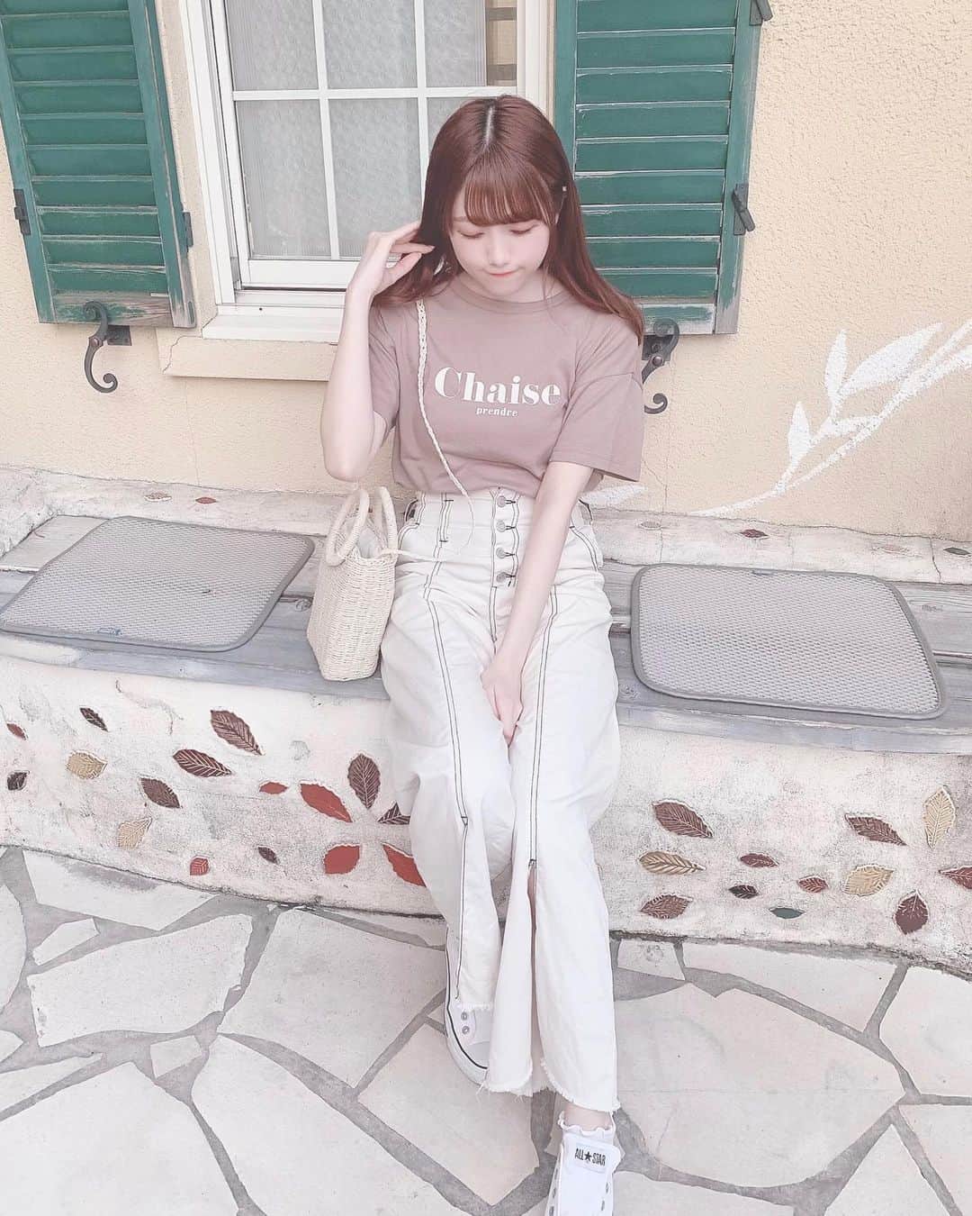 田口未彩のインスタグラム：「🌷 . . 地元のケーキ屋さんに 行ってきました🍰♡ . . 今日もGRLコーデ💭 プチプラなのに可愛くて着やすいから GRLの洋服ってだいすき！ . カゴバックは( @lowrysfarm_official )なんだけど ラフな格好する時に合うなって思って一目惚れ！ . converseの靴は靴紐がないタイプで 脱ぎ履きしやすいし歩いてても痛くならないから 気に入ってるの☺️💭 . . . #Tシャツ　#Tシャツコーデ  #パンツコーデ　#ワイドパンツ　#サンダル　#grl #gu #grlコーデ　#グレイル　#グレイルコーデ　 #プチプラ　#プチプラコーデ　#ラフコーデ #コンバース　#コンバースコーデ　#カジュアルコーデ」