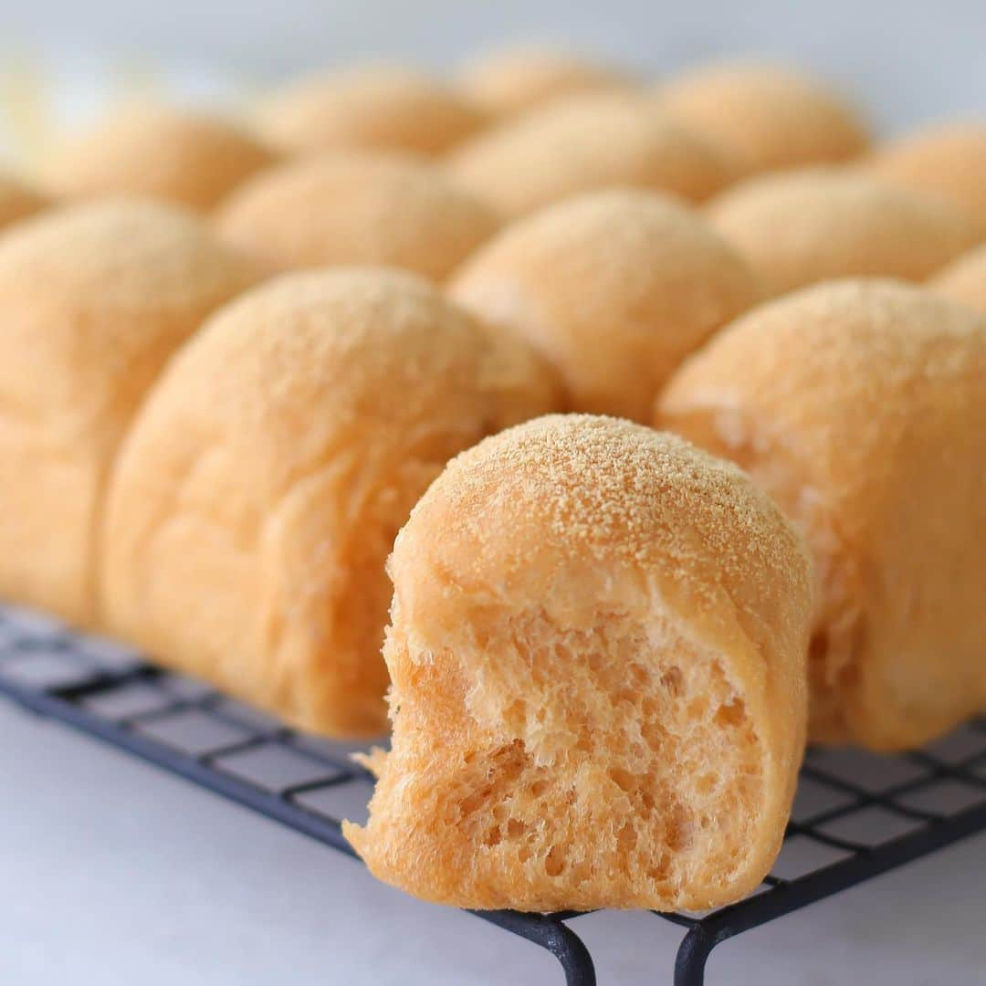 あいりおーさんのインスタグラム写真 - (あいりおーInstagram)「黒糖きな粉ちぎりパン🍞. . 生地に黒糖ときな粉を練り込んでしっとりふわふわです😊. . これに餡バターをサンドすると激ウマ٩(*ゝڡ◕๑)۶♡. . 仕上げにもきな粉をふって焼いてます٩(๑❛ᴗ❛๑)۶ . . レシピはプロフィールのハイライトに. . . . #黒糖きな粉#黒糖きな粉パン. #あいりおーパン #instagramjapan #kurashiru #kurashirufood #デリスタグラマー#キナリノ#おうちごはん#フーディーテーブル #製菓材料ならコッタ #コッタ #instagramjapan #igersjp #Instagram #delistagrammer #レシピもコッタ #お菓子作りならコッタ #フーディスト」6月20日 22時21分 - airio830