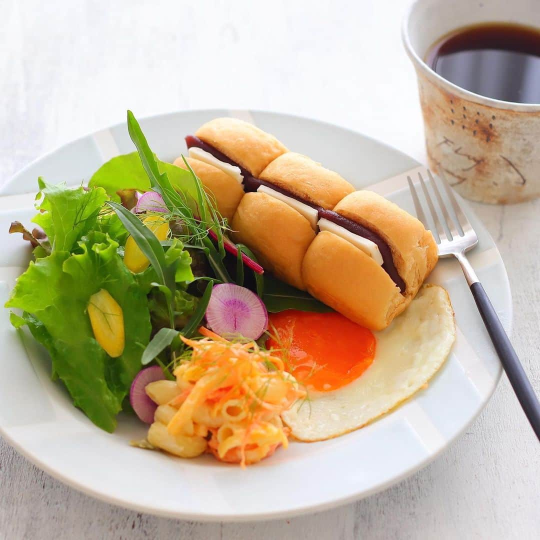 あいりおーさんのインスタグラム写真 - (あいりおーInstagram)「黒糖きな粉ちぎりパン🍞. . 生地に黒糖ときな粉を練り込んでしっとりふわふわです😊. . これに餡バターをサンドすると激ウマ٩(*ゝڡ◕๑)۶♡. . 仕上げにもきな粉をふって焼いてます٩(๑❛ᴗ❛๑)۶ . . レシピはプロフィールのハイライトに. . . . #黒糖きな粉#黒糖きな粉パン. #あいりおーパン #instagramjapan #kurashiru #kurashirufood #デリスタグラマー#キナリノ#おうちごはん#フーディーテーブル #製菓材料ならコッタ #コッタ #instagramjapan #igersjp #Instagram #delistagrammer #レシピもコッタ #お菓子作りならコッタ #フーディスト」6月20日 22時21分 - airio830