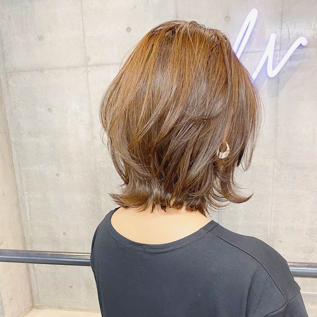 aiaiのインスタグラム：「今日は3か月ぶりに美容室へ 久しぶりにカラーやカットを してもらいスッキリ✨  せっかくなのでとお写真も 撮ってもらいました✨ マスク…外せばよかった(^^; Hanaちゃんとnodokaちゃんの ヘアスタイルがいつも素敵で♡ @hana_uniqlo  @nodokajump  私も行ってみたくて通い始め 木村さんにカットして頂きました  @kimuraippei  今日で2回目でしたが仕上がりが 今回も素晴らしくて大満足✨ カットもカラーも巻くのも上手で スタッフさんもみんな親切だし オススメです♡  今日もありがとうございました✨  @waystokyo  @momohair104  @_john.94  #ヘアスタイル  #ヘアスタイルミディアム  #ヘアカラー  #ヘア #髪色  #髪型  #髪色チェンジ  #美容室  #waystokyo  #waystokyo木村一平 #キムラ髪」