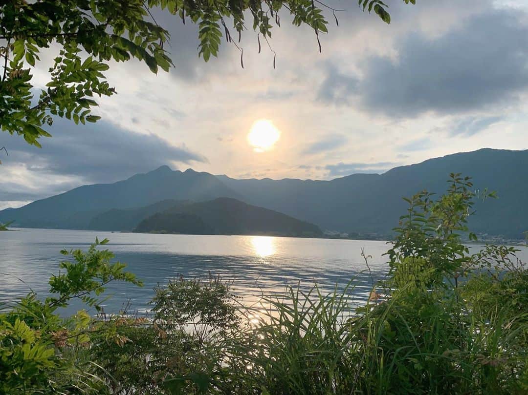 美香さんのインスタグラム写真 - (美香Instagram)「もしかしたら 海より湖が好きなのかなぁと ふと思った本日の午後。 美しい１日でした💠 次は滝を見に行きたいなぁ。  おやすみなさい🌙💤 #河口湖」6月20日 22時26分 - mikaofficial99