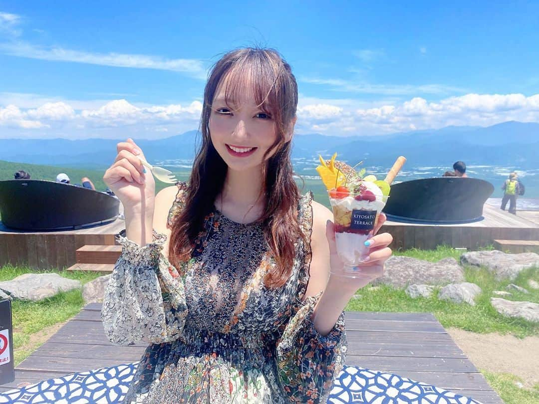 愛森ちえさんのインスタグラム写真 - (愛森ちえInstagram)「* * 2年ぶりに清里テラスに行きました！ 天気良くて最高だったけど 日焼け止め塗ったのに肩だけ焼けた😢 * * #ちえとデートなうに使っていいよ * #アイドル #地下アイドル #idol #japaneseidol #japanesegirl #グラビア #グラビアアイドル #インスタグラビア #ミスコン #l4l #f4f #followme #フォロワー募集中 #奶  #自撮り #自撮り女子 #粉我 #ビジョビ #清里テラス #清里 #彼女感 #彼女とデートなうに使っていいよ #彼氏目線 #インスタ映え #インスタ映えスポット #ootd #デートコーデ #あーん #山梨グルメ」6月20日 22時27分 - elsy__chie