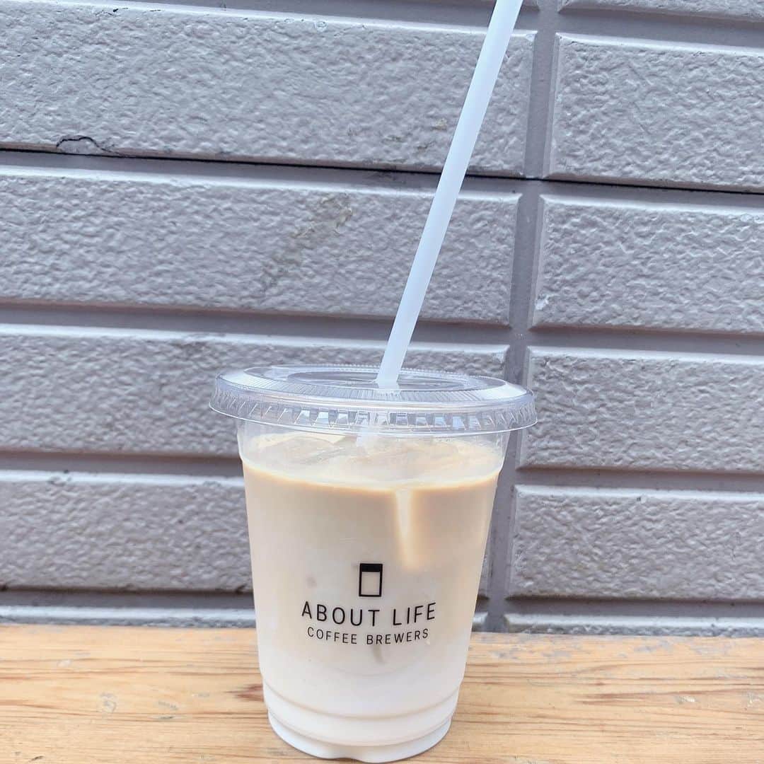 東惣介さんのインスタグラム写真 - (東惣介Instagram)「渋谷にあるオシャレなコーヒースタンドへ☕️ ここのコーシーは苦手だったコーヒーを克服させてくれたお店。 都内に系列店も何店舗もあって見つけてはその都度入ってしまうお店🙈 絵になるような都会のビジネスマンの手にはみんなアバウトコーヒーのいれものがある  #cafe #cafestagram #aboutlifecoffee #カフェ巡り #cafe巡り　#都内カフェ　#渋谷カフェ #コーヒースタンド #無機質カフェ」6月20日 22時29分 - azuma.sousuke