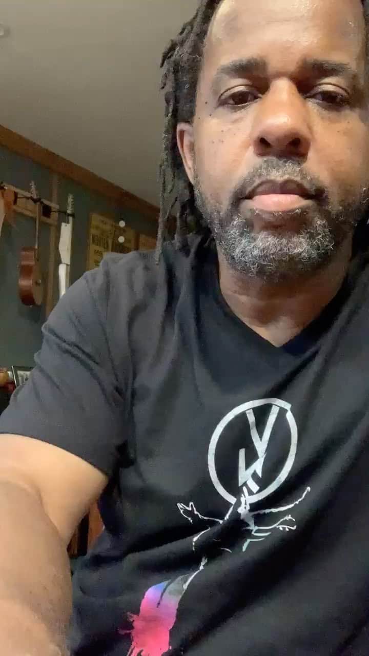 ヴィクター・ウッテンのインスタグラム：「So many new things are happen at the new Vix Merch website today! Head over check it out!  www.vixmerch.com」