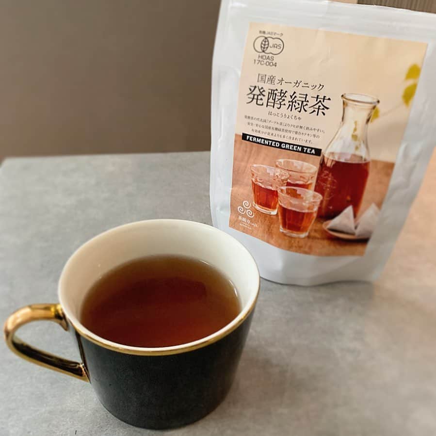 乙黒えりのインスタグラム：「夫婦でちょっとしたブームの「発酵緑茶」﻿☕️﻿ 家にいる事が多くなって、ちょっと太りそうで﻿菌ケアでダイエットを意識してるので、これをよく飲んでます。﻿ ﻿ 発酵緑茶は黒麹菌のみによる発酵なので、不特定の微生物発酵のプーアール茶よりクセがなく、さっぱりしてます！﻿ ﻿ 「テアデノール」「没色子酸」﻿ 「重合カテキン」が脂肪分の排出効果アップに役立っているそう。﻿ ﻿ 脂肪の燃焼、内臓脂肪が体内に蓄積されてしまうのを防ぐ役割もあって、美肌に導くテアデノールがプーアール茶の140倍〜。﻿ (※テアデノールはポリフェノールの一種です)﻿ ちゃんと抗肥満効果臨床データもあるのがいいですね❗️﻿ ﻿ メラニン産生を抑制する美白効果もあるそう😆✨﻿ ﻿ 私はむくみが気になる日は「ハトムギ茶」で使い分けてます〜！﻿ ﻿ #楽天ルームにものせました  #お茶タイム大好き #頑張らない菌ケア#発酵緑茶#試しに買ってみたら大当たり#温かい方が好み#常温で1l毎日作り置き#ダイエット#脂肪燃焼#脂肪ブロック#内臓脂肪#菌活#腸内環境#カテキン#テアデノール#美白#美肌」