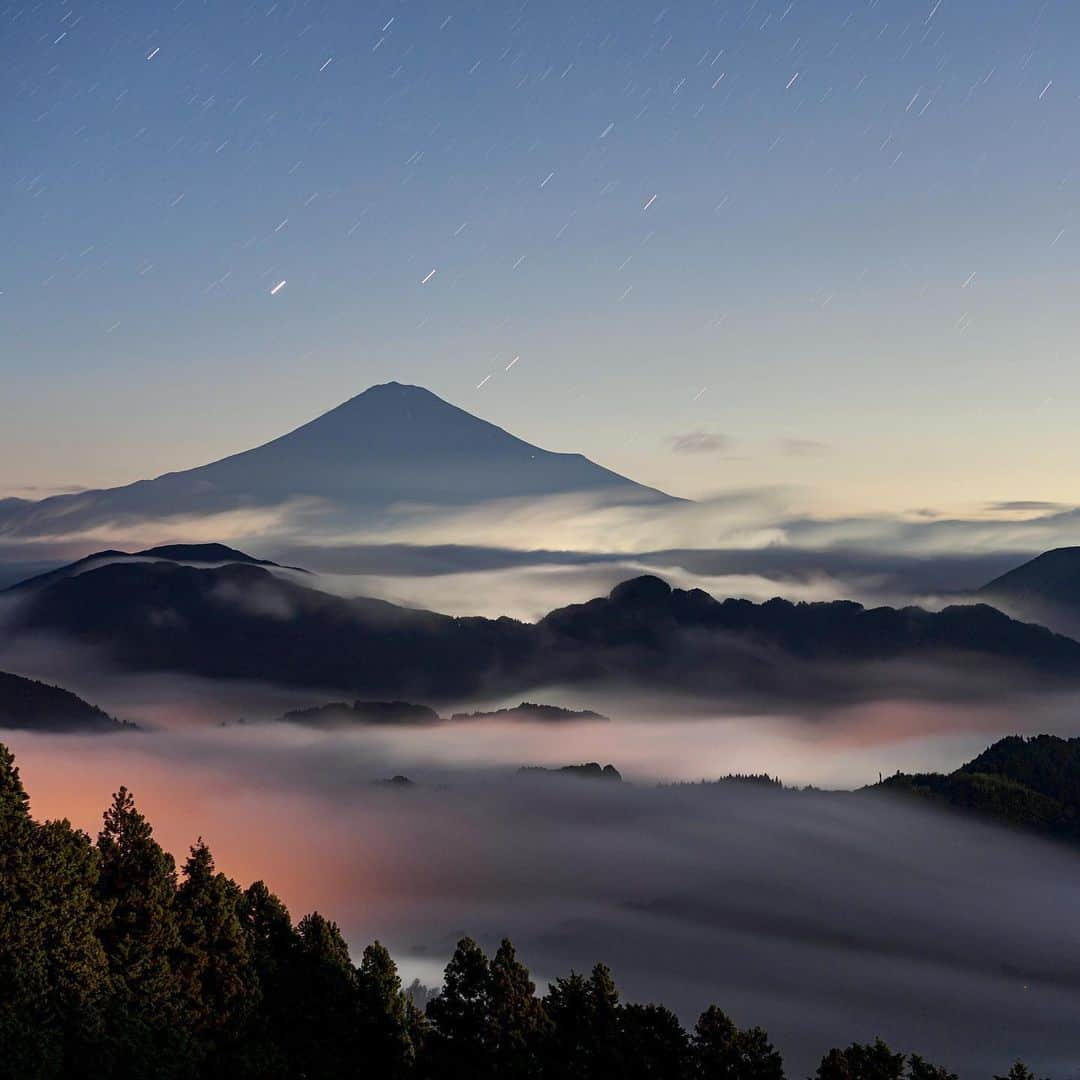 Asuka（明日香）さんのインスタグラム写真 - (Asuka（明日香）Instagram)「*﻿ *﻿ Long time no see🗻﻿ *﻿ *﻿ 久しぶりの県外外出。﻿ V字はおそらく蜜になると思い、こちらへ。﻿ 自粛中、ライブカメラでしか見ていなかった富士山とのご対面♡﻿ 元気もらえました(*^_^*)﻿ ﻿ α7RII × FE55mm F1.8ZA﻿ ﻿ 2020.06.20  03:04a.m.﻿ *﻿ *﻿ #富士山 ﻿ #富士山が好き ﻿ #世界遺産 ﻿ #worldheritage ﻿ #α7riii﻿ #A7R3﻿ #mt_fuji ﻿ #fujiyama ﻿ #雲海 ﻿ #星景﻿ #静岡﻿ #seaofclouds ﻿ #fujiyama ﻿ #mountain ﻿ #nightview ﻿ #夜景 ﻿ #long_exposure﻿ #sonyalpha ﻿ #japan﻿ #MyRRS﻿ #reallyrightstuff﻿ #fstopgear﻿ #yourshotphotographer﻿ #sony」6月20日 22時41分 - _asuka_asuka_