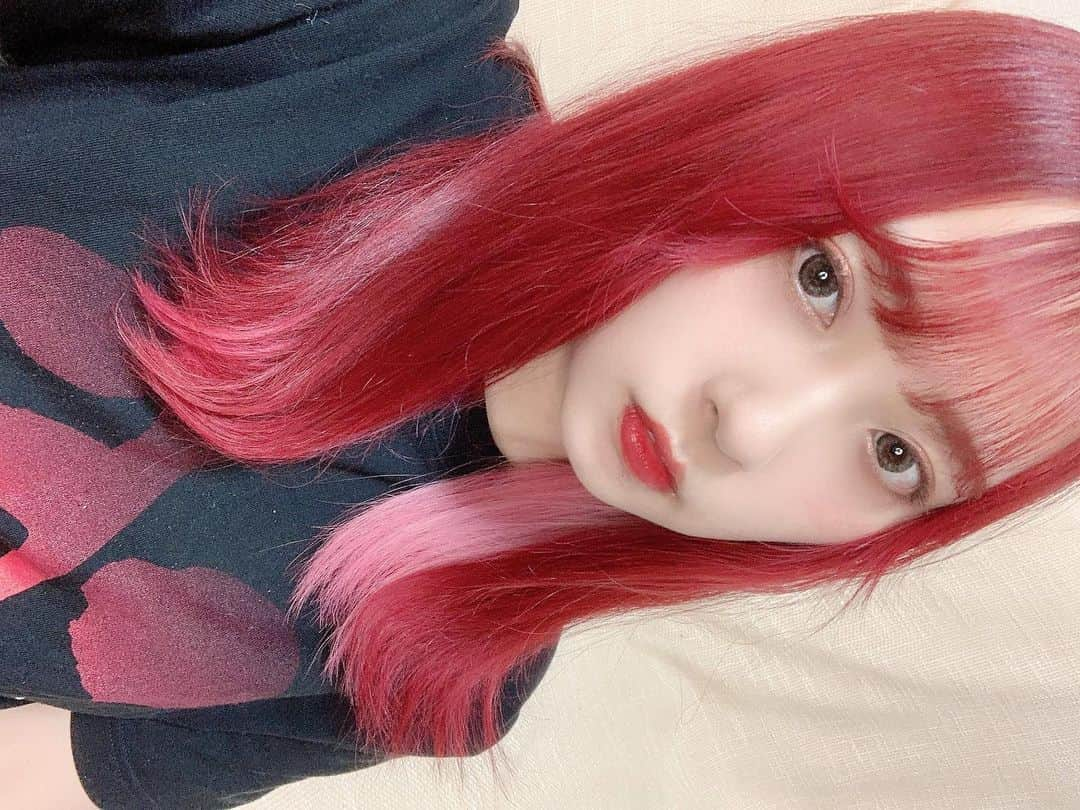 加藤愛永さんのインスタグラム写真 - (加藤愛永Instagram)「. . イメチェンしました🍎🍉🔥 セルフでここまで染まるとは思わなんだ（笑） YouTube見てねえ！ . (こんなキメた顔してますが推しTを着てます) . . #イメチェン #セルフカラー #赤髪 #染まりすぎた #インナーカラー #ヴァンパイアレッド」6月20日 22時43分 - kyato39